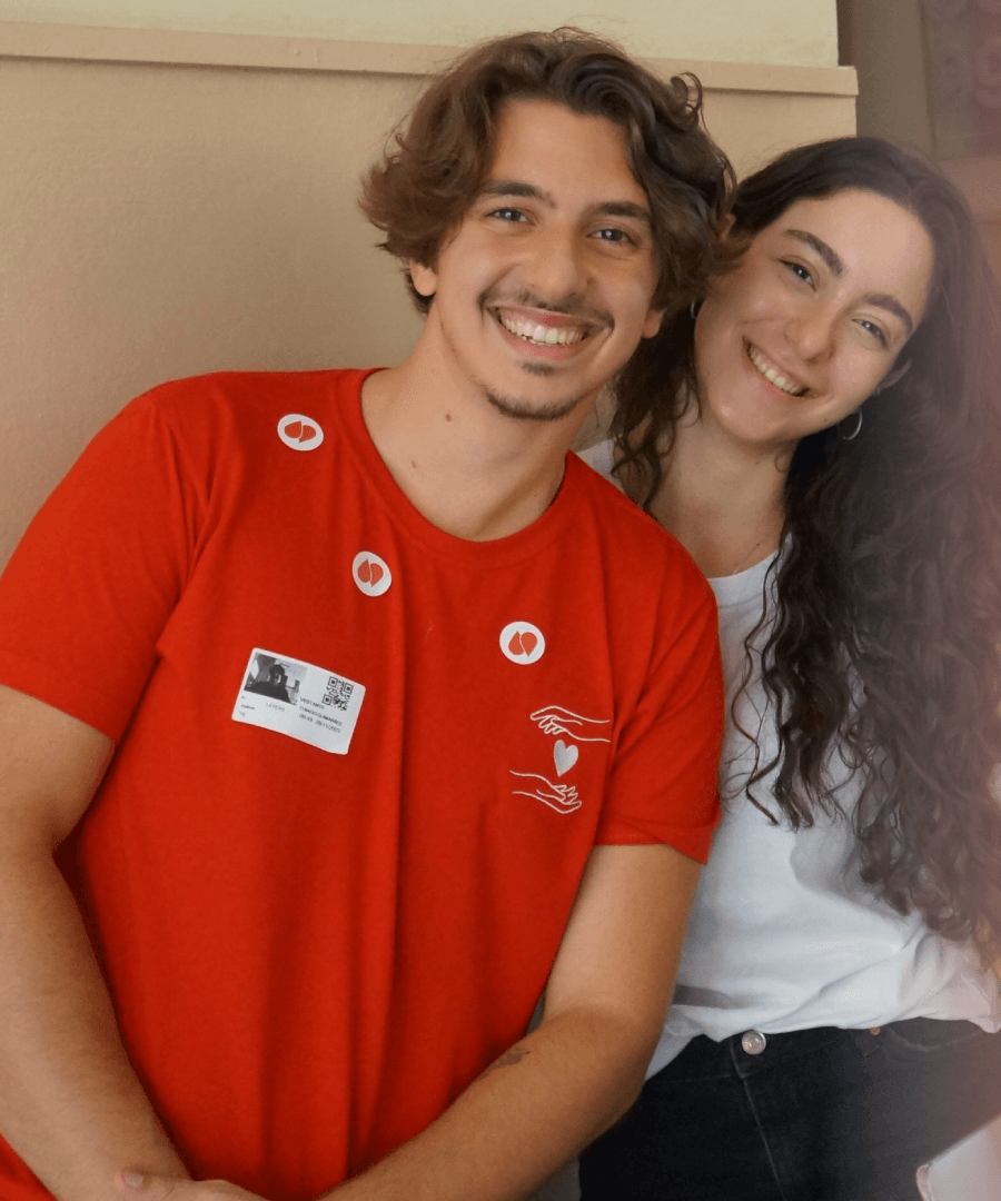 Dois doadores sorrindo de camiseta vermelha do Hemocione